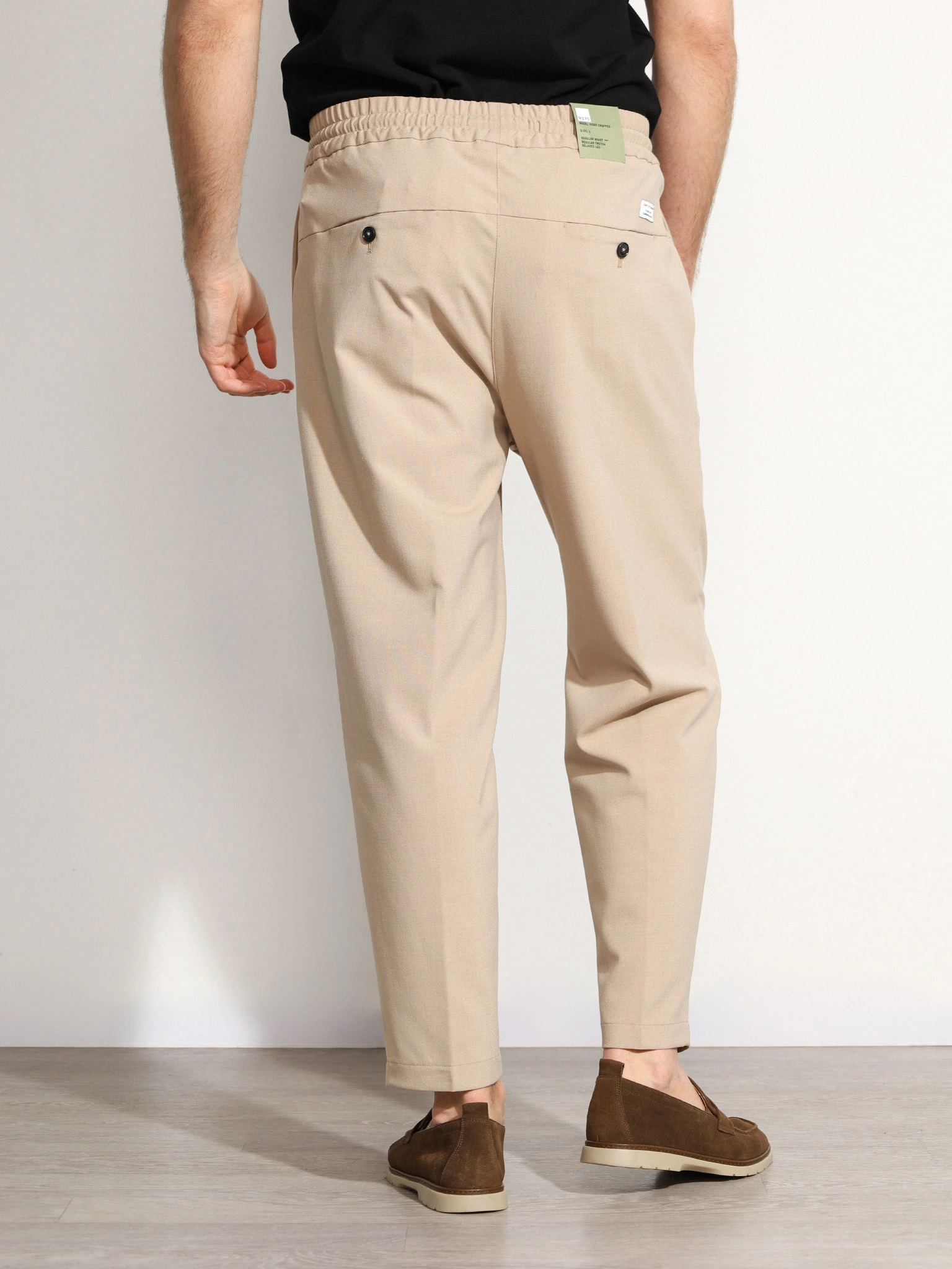 Брюки бежевого цвета прямого кроя без застежки